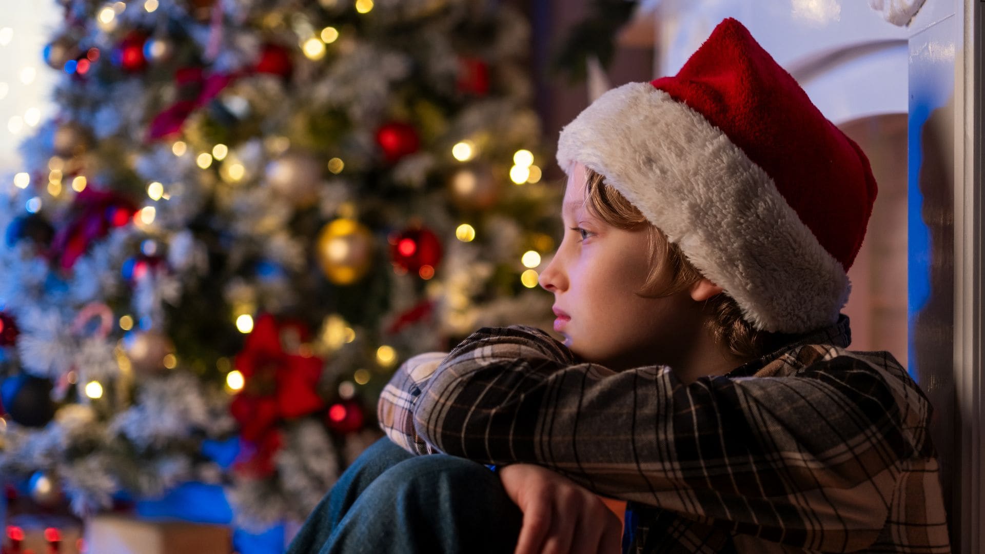 Niño triste en Navidad