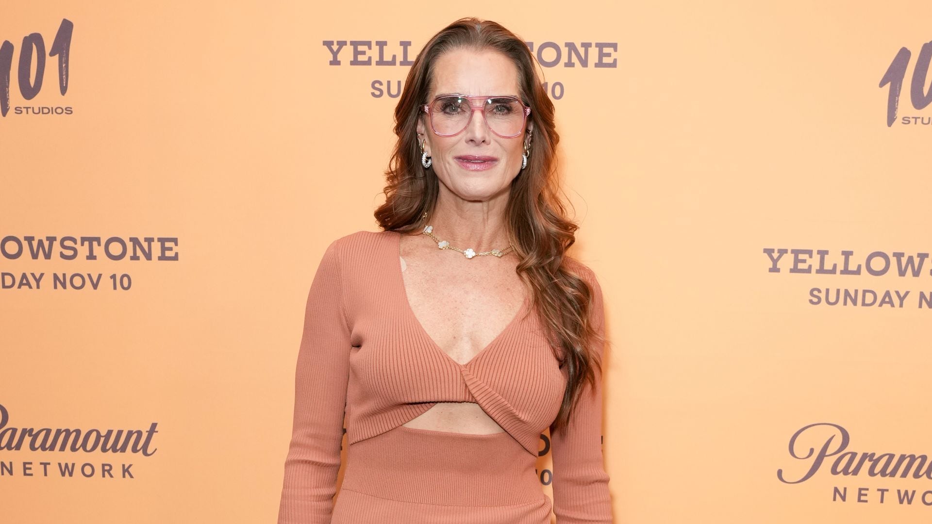 Brooke Shields, espectacular a sus 59 años con un ajustado vestido de punto y el calzado mas viral