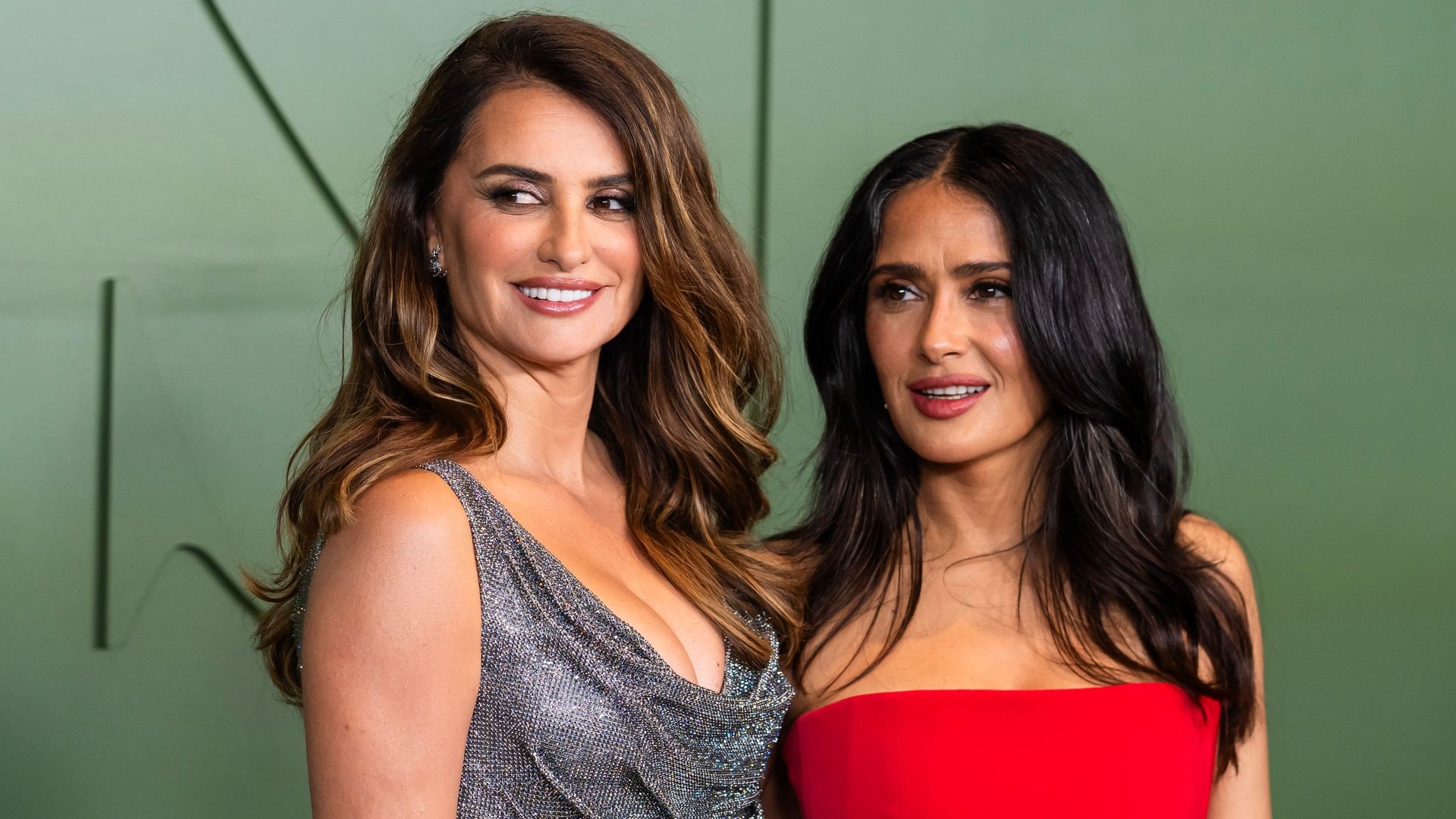 Penélope Cruz y Salma Hayek, dos amigas con impresionantes vestidos de fiesta en Nueva York