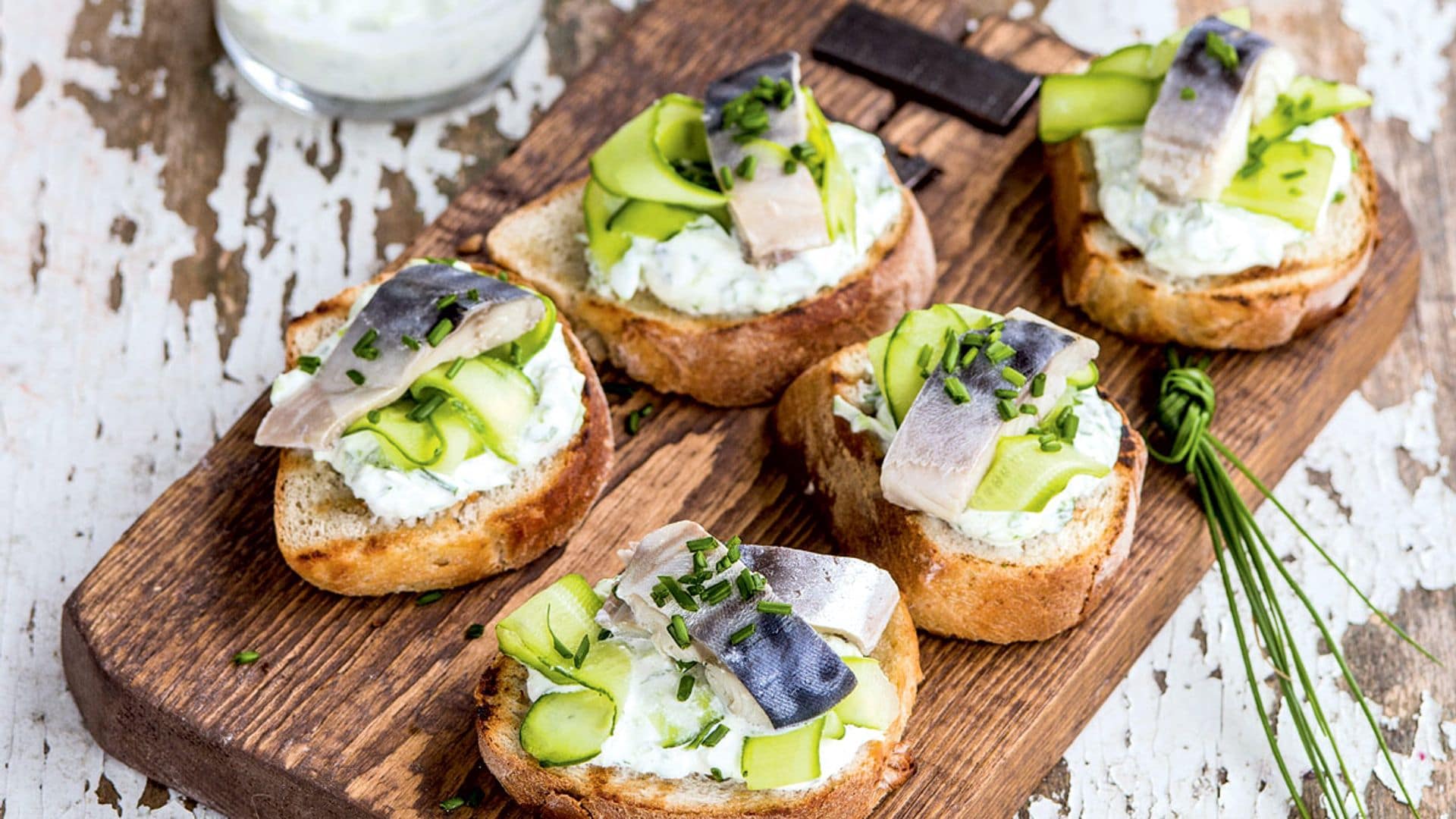 Tostas de caballa en escabeche con salsa de yogur