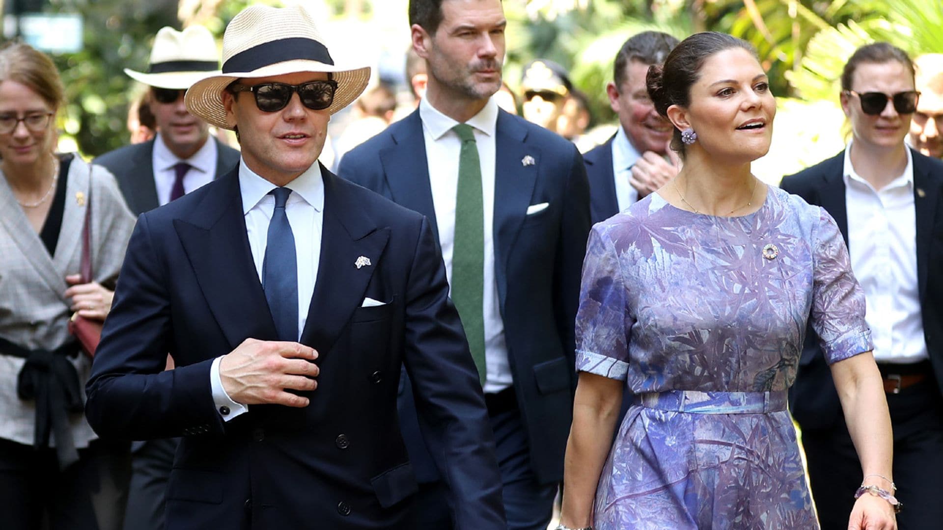 Sombrero, anillo inteligente y gafas: Daniel de Suecia marca estilo en Sydney