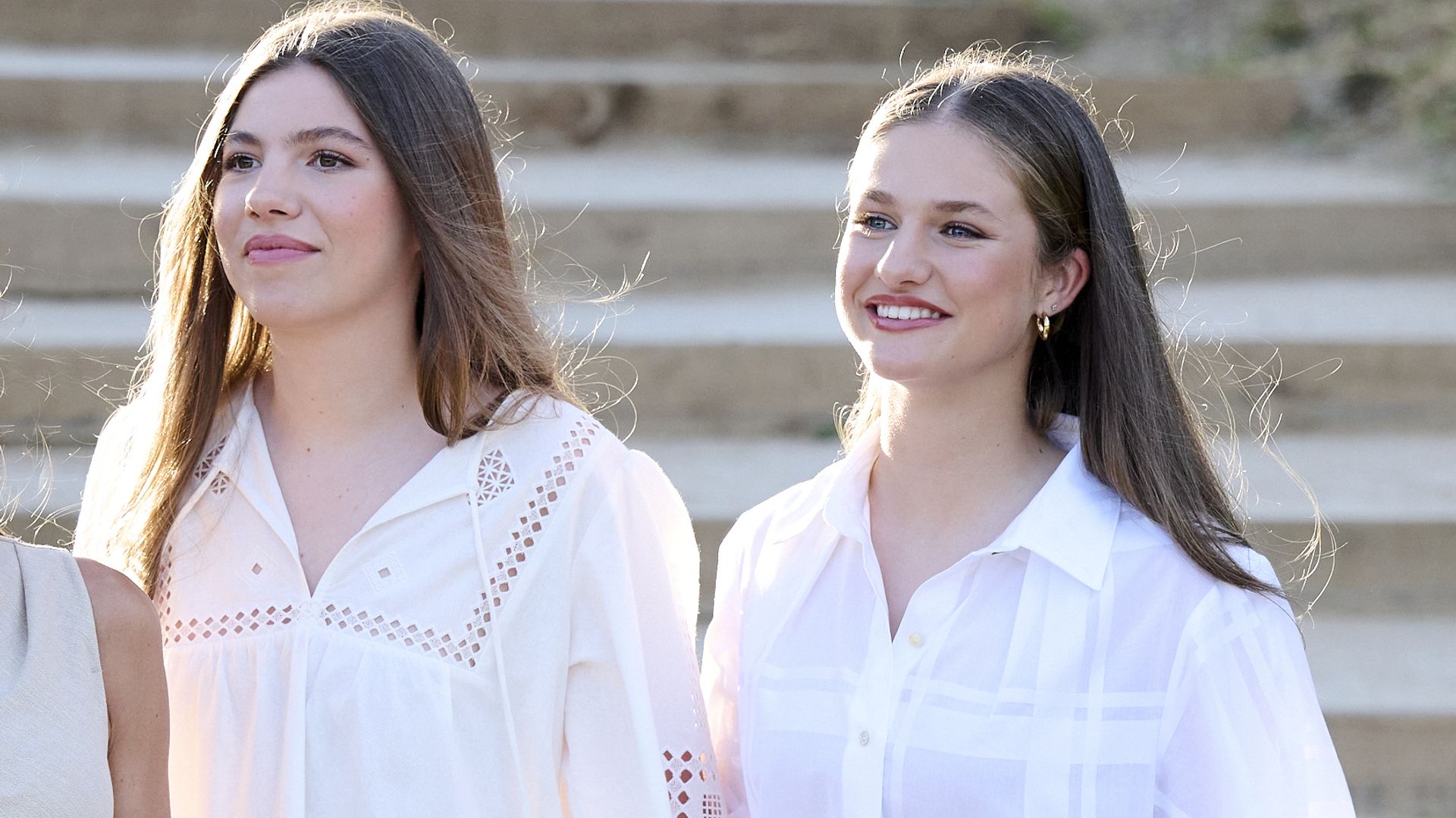 La princesa Leonor y la infanta Sofía con blusas blancas en los Premios Princesa de Girona 2024