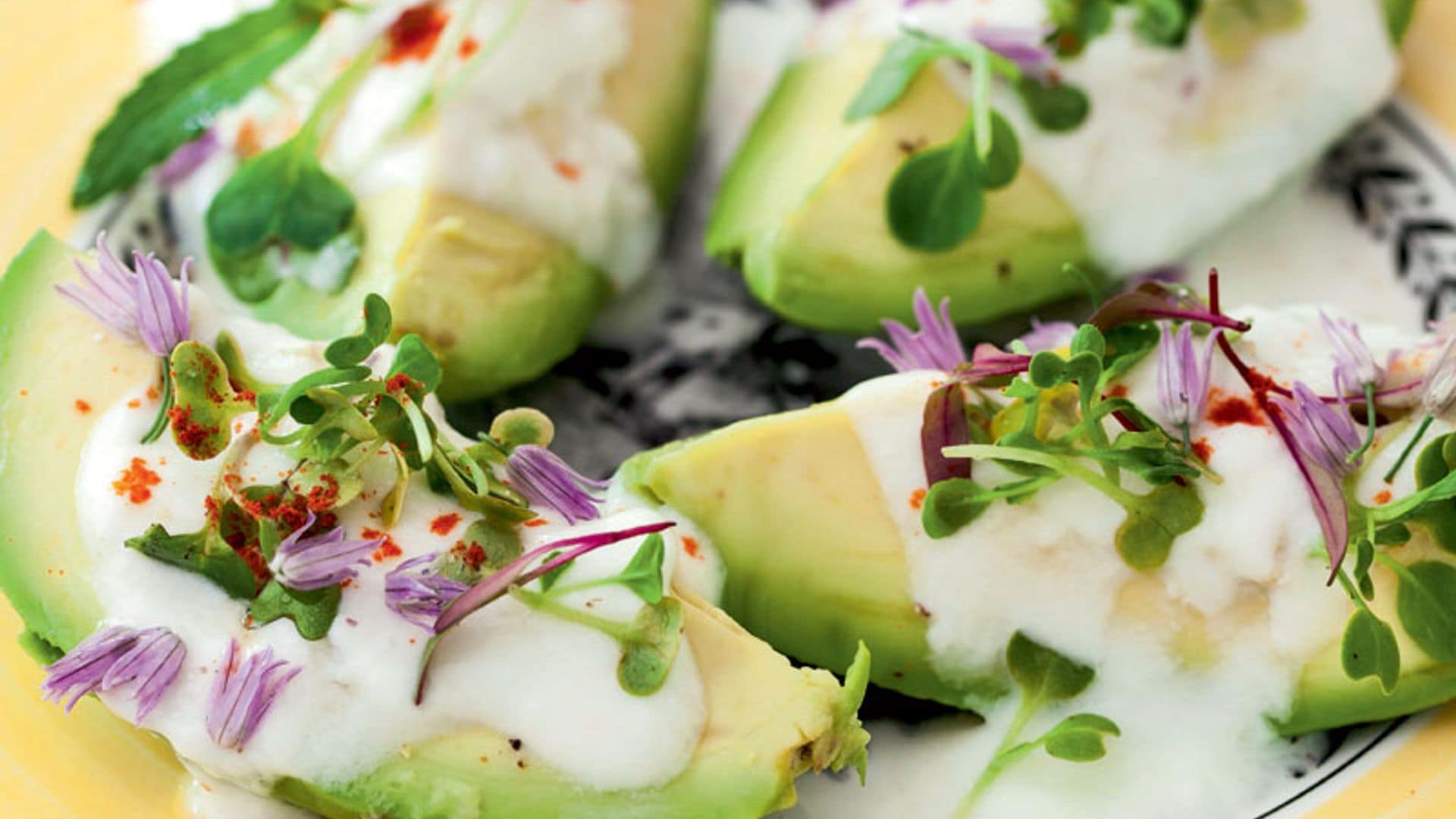 Ensalada de aguacates con crema de coco