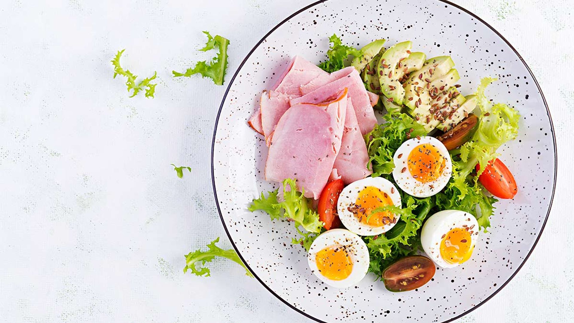 Desayuno saludable con escarola, huevo, jamón y aguacate