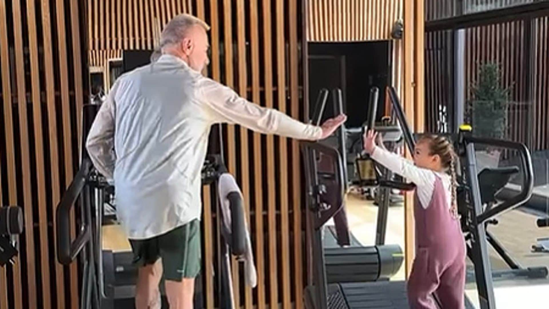 Gianluca Vacchi y su hija, de 3 años, entrenan juntos en el gimnasio cogidos de la mano