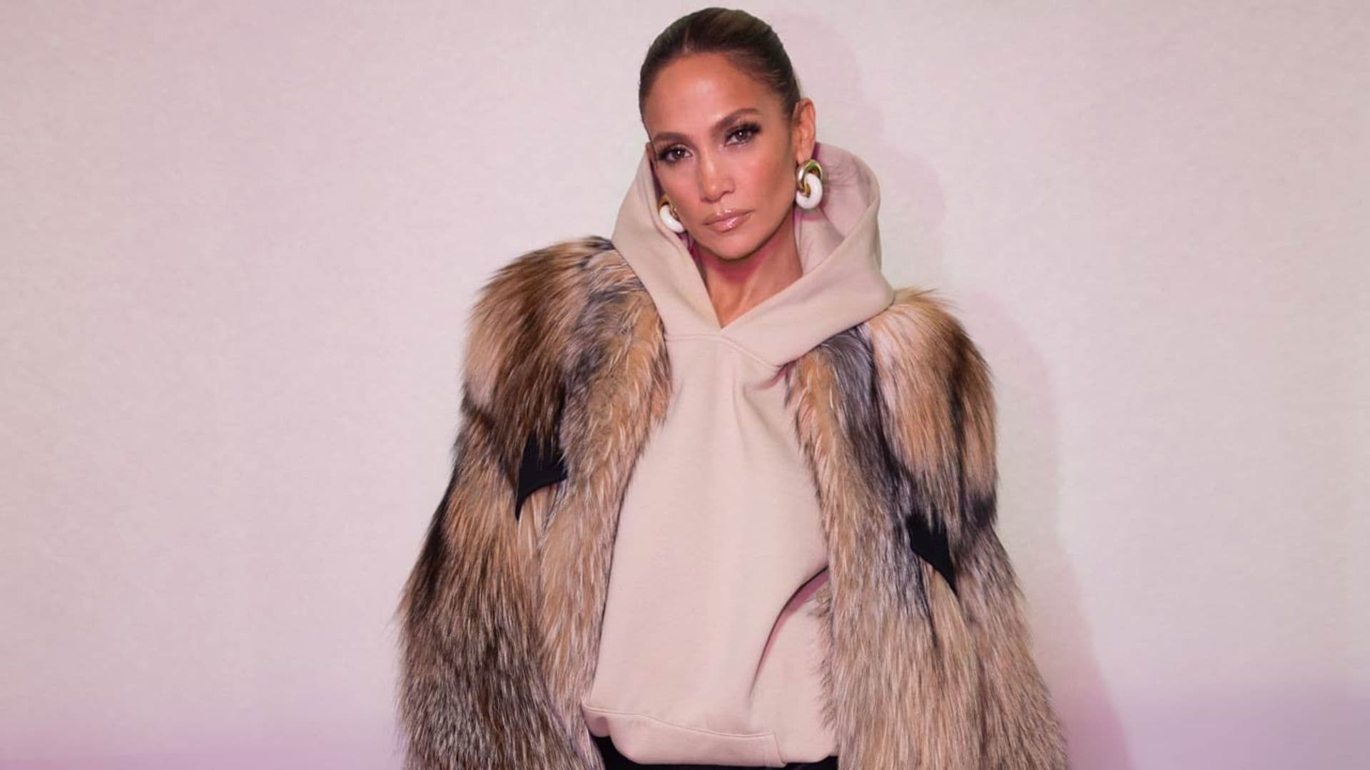 Jennifer Lopez se acoge al ‘corporatecore’ y revela cuál es el abrigo largo perfecto para el entretiempo