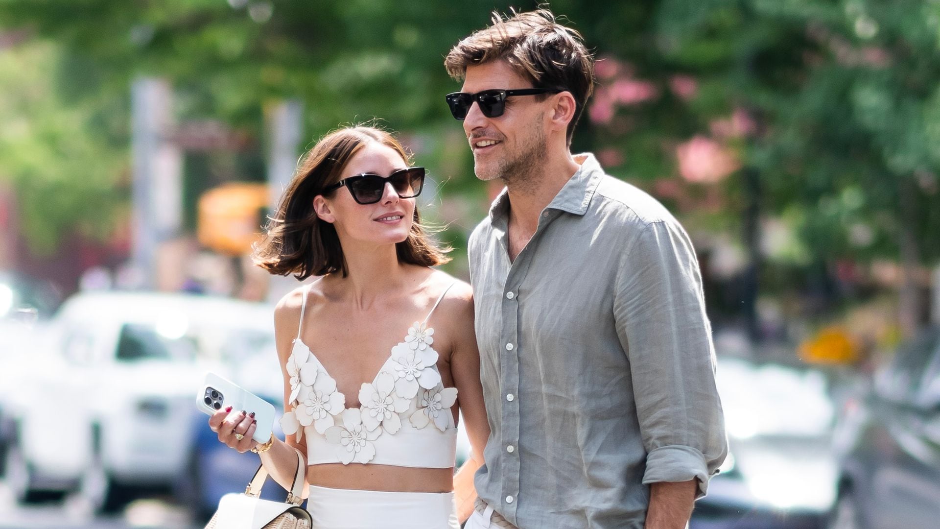 Olivia Palermo y el look blanco de ‘crop top’ floral y falda midi perfecto para paseos de verano