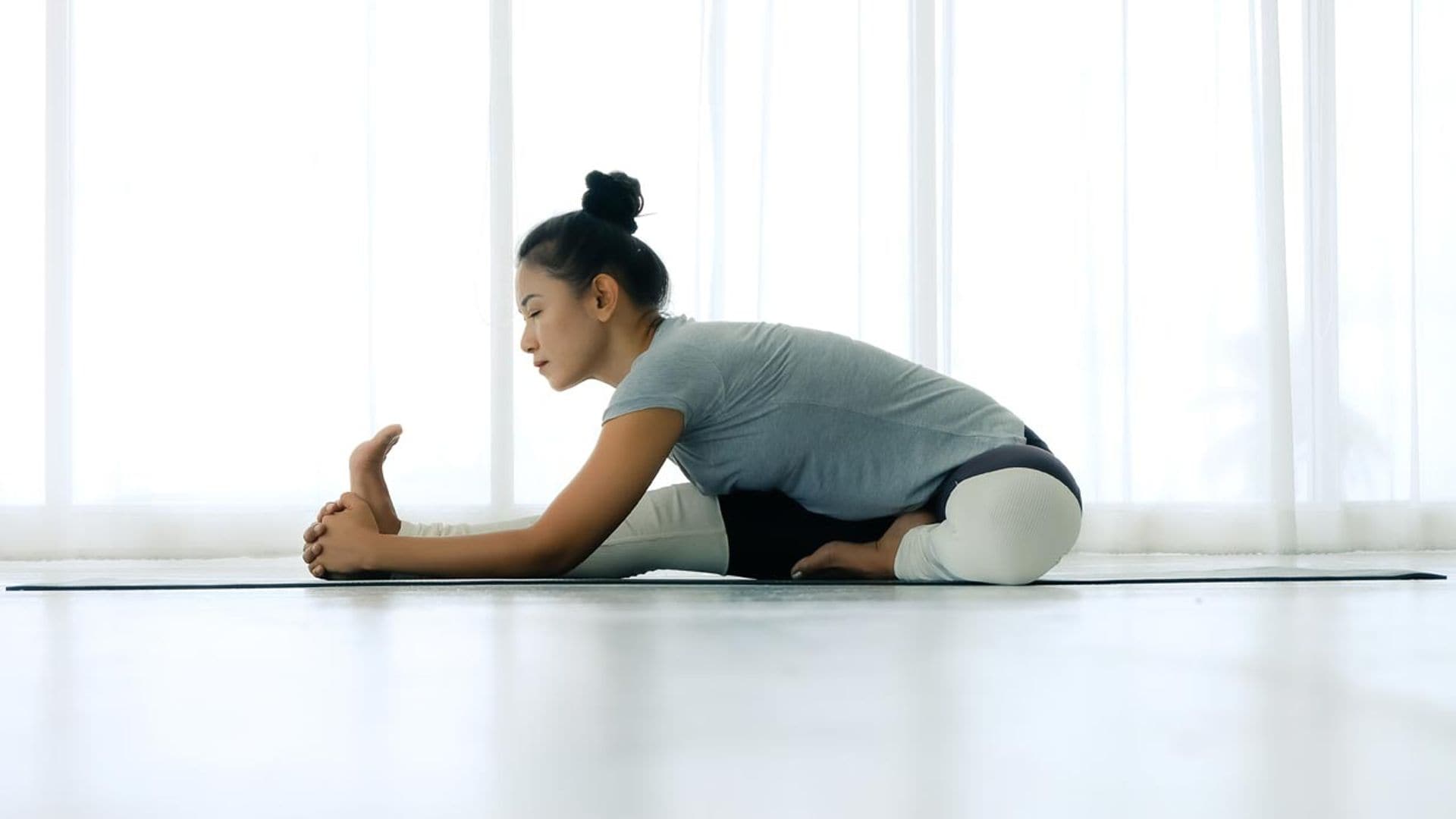 Postura del sauce: una asana de yoga que te ayuda a ganar flexibilidad