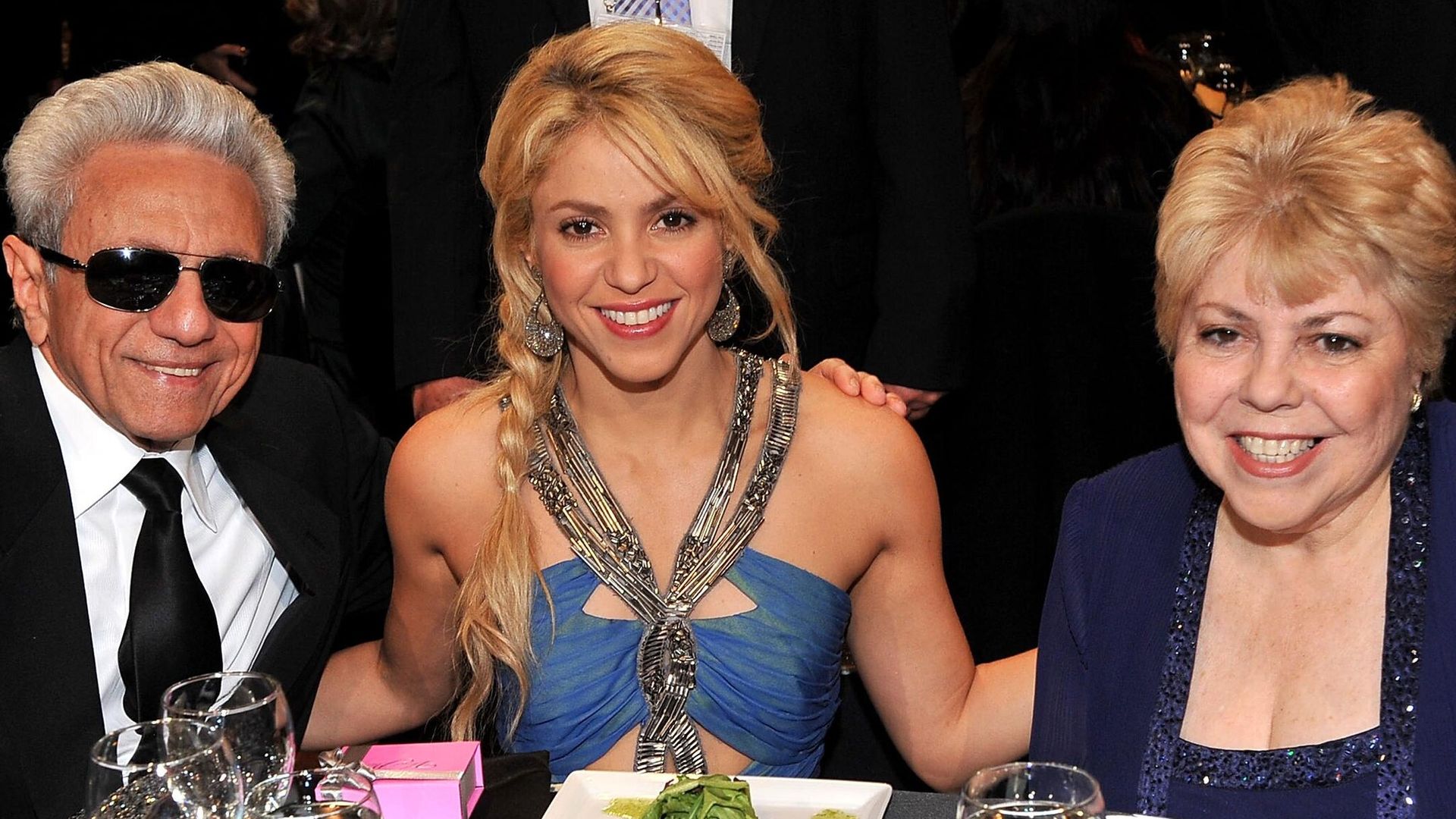 shakira acompa ada de sus padres william mebarak y nidia ripoll