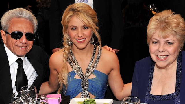 shakira acompa ada de sus padres william mebarak y nidia ripoll