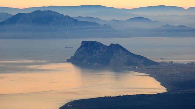 el penon de gibraltar y la costa africana al atardecer