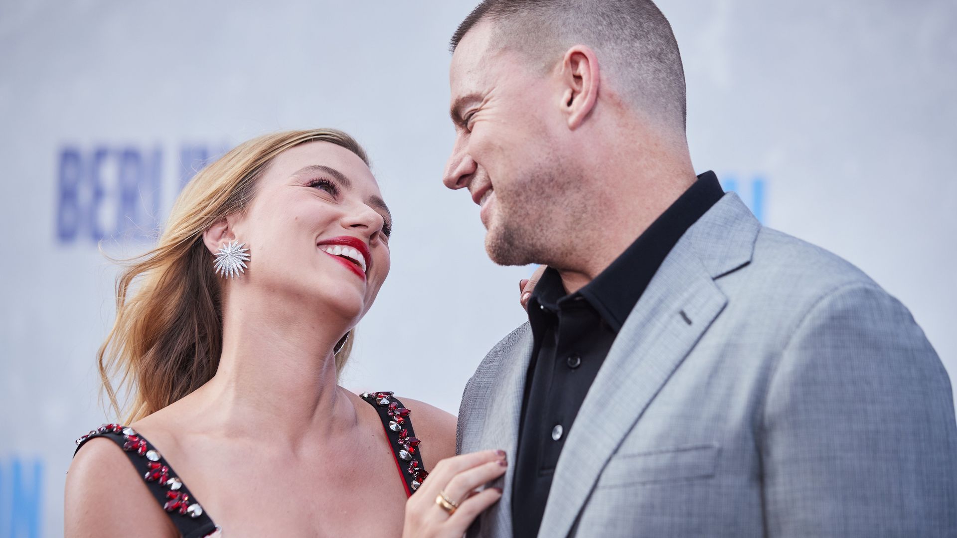 Scarlett Johansson estrena peinado 'mob wife' en su nueva comedia romántica con Channing Tatum