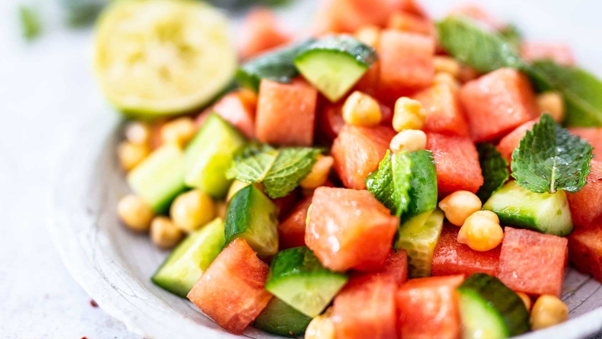 Ensalada de sandía, pepino y garbanzos