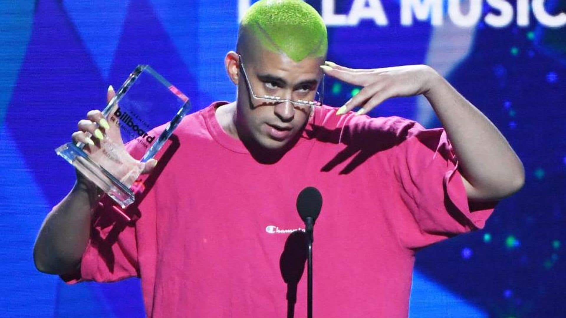 Bad Bunny revela quién lo animó a pintarse las uñas