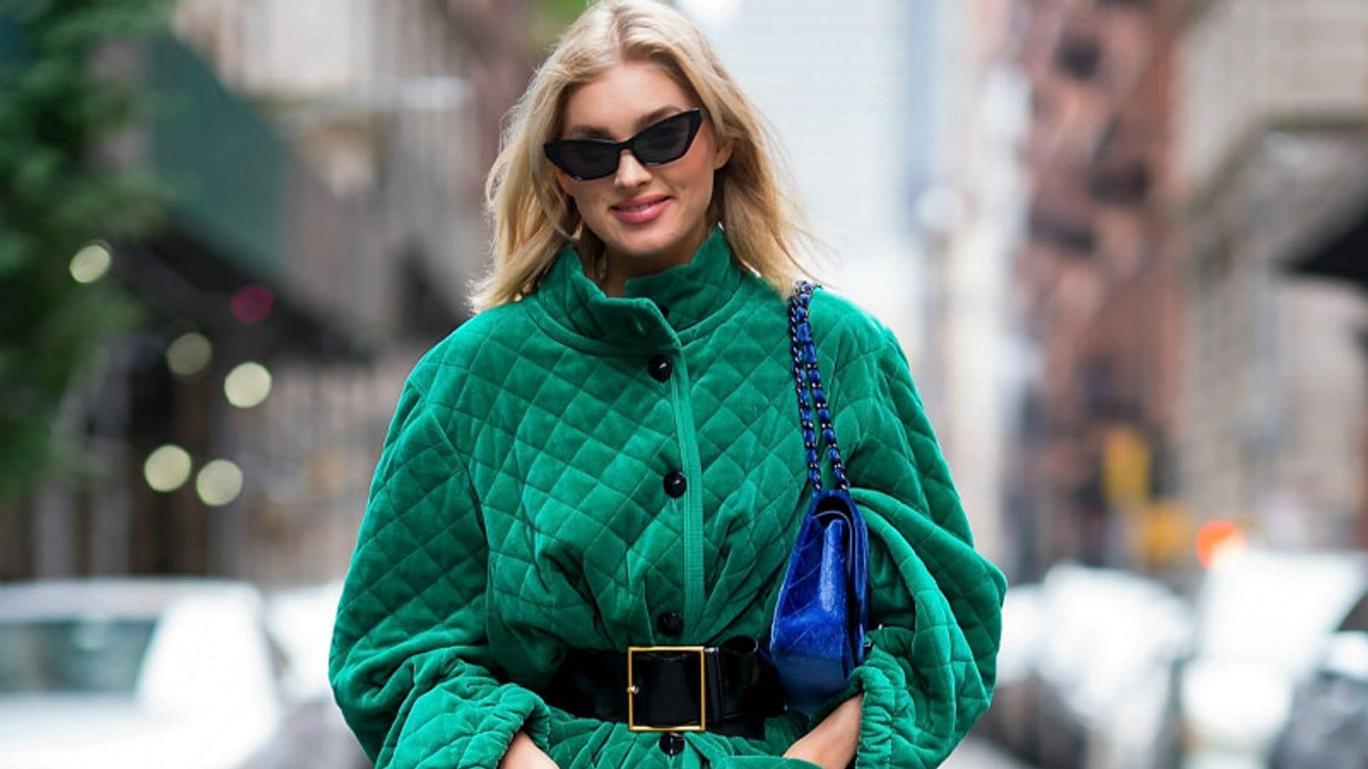 Elsa Hosk y el truco que convierte el 'oversize' en la silueta de todas las mujeres