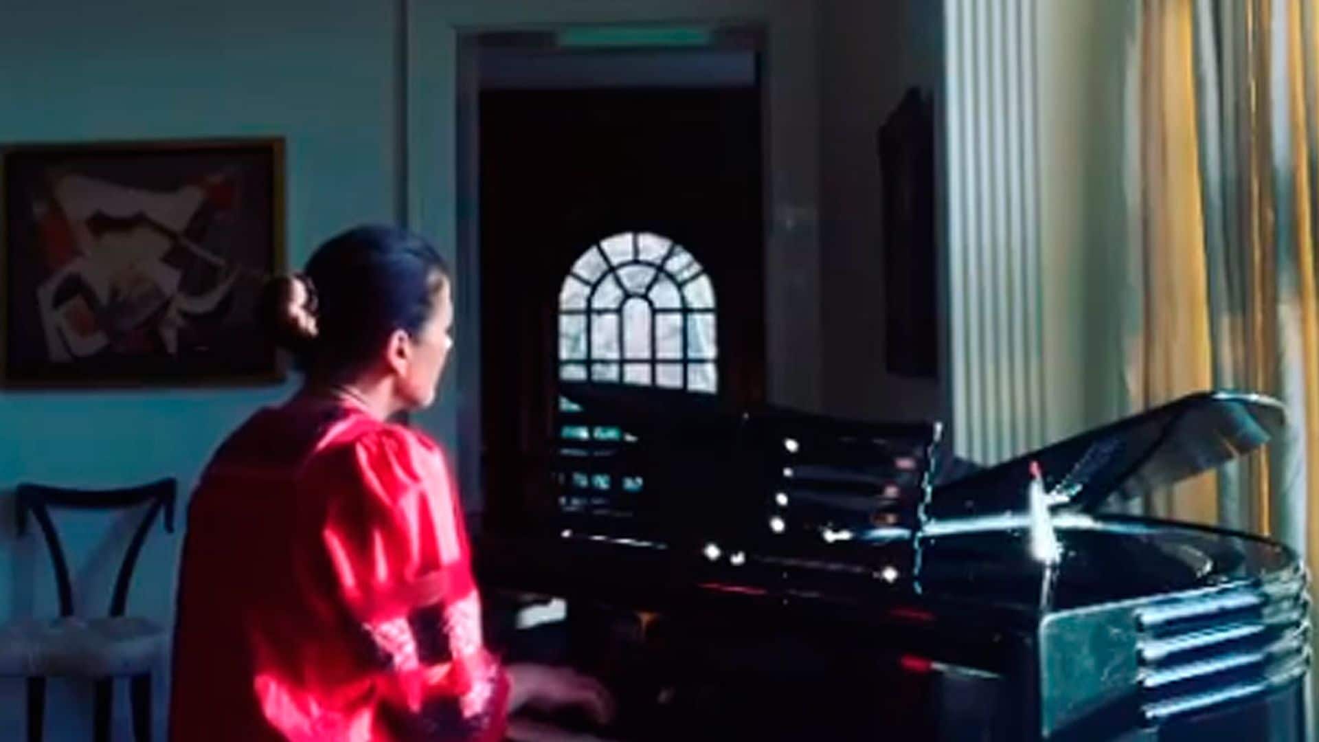 Catherine Zeta-Jones impresiona a sus fans cantando y tocando el piano