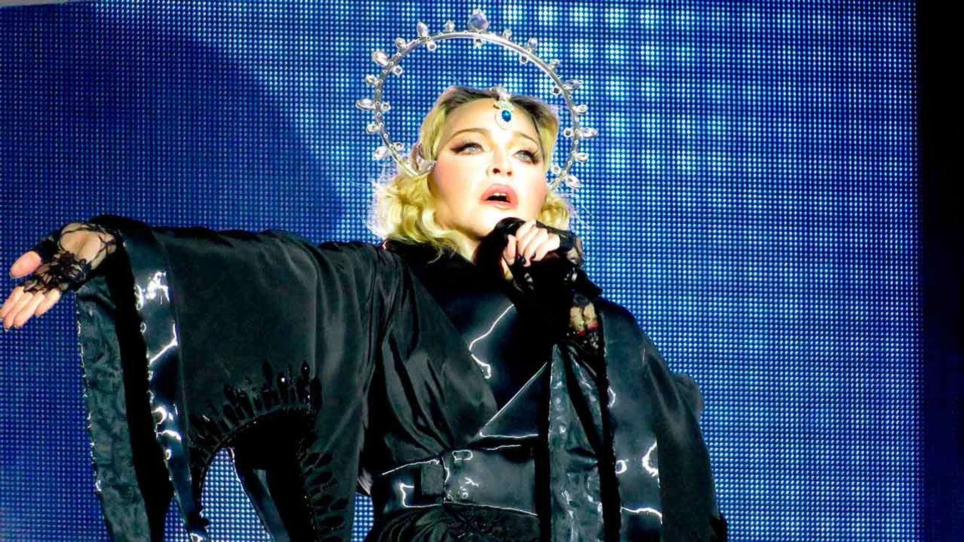 Madonna habla en un concierto de la infección por la que estuvo a punto de morir el año pasado