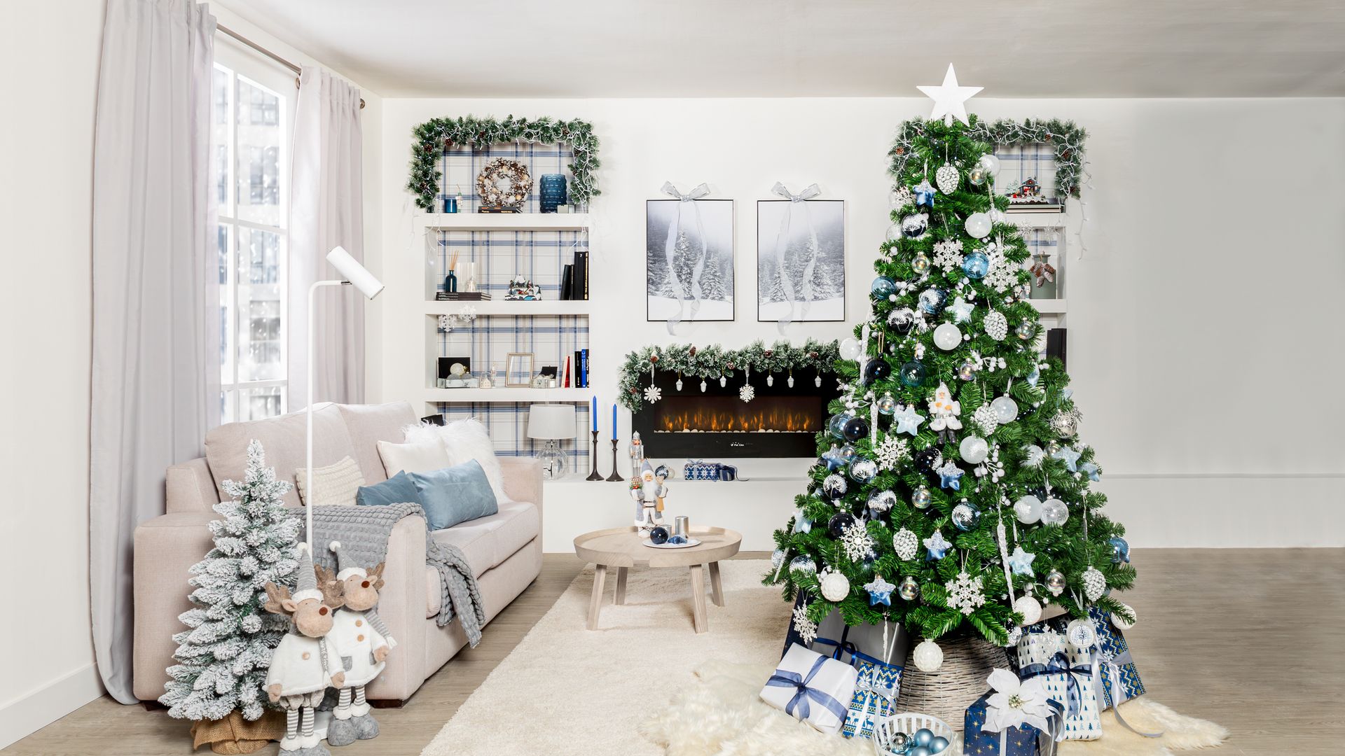 Salón decorado de Navidad con árbol en azul y blanco