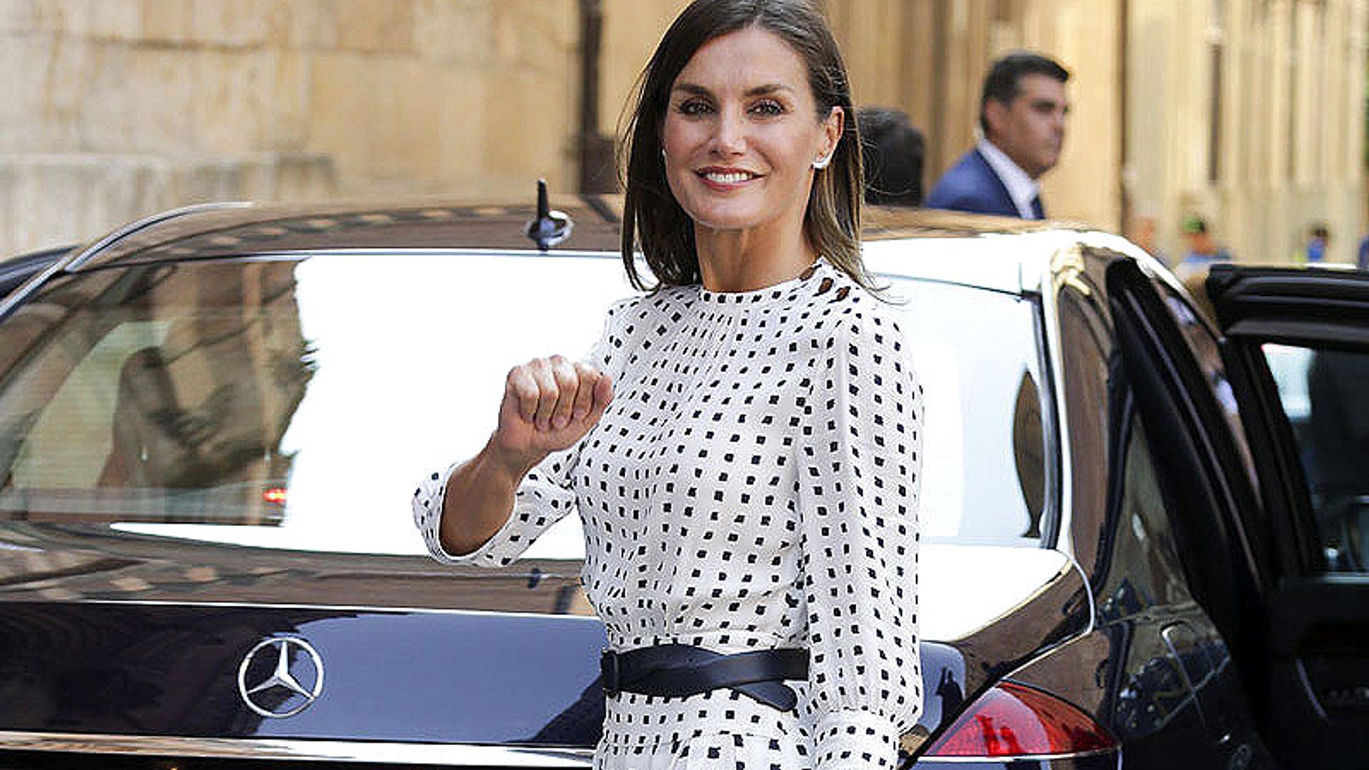 El vestido con el que Doña Letizia luce piernas y estrena nueva temporada