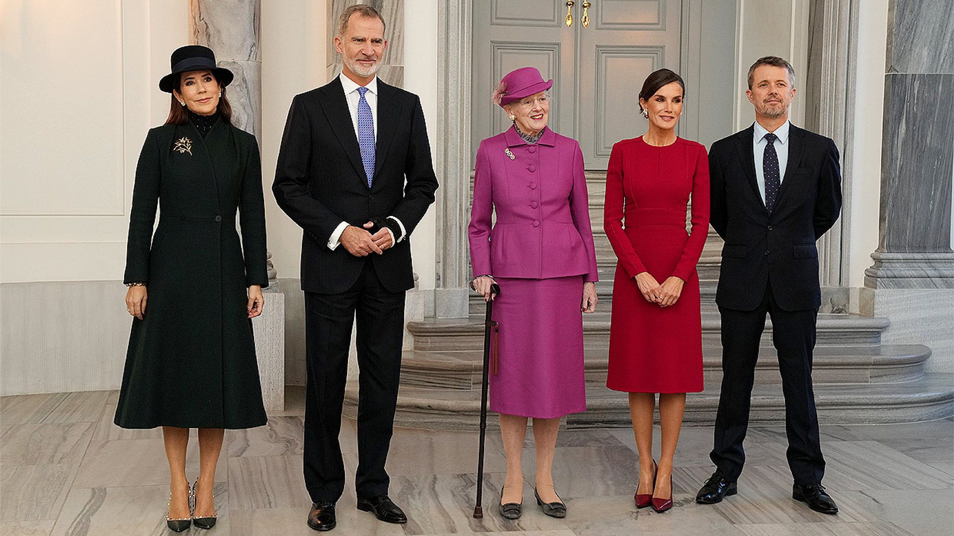 El cariñoso recibimiento que la reina Margarita y los príncipes Federico y Mary han dado a los Reyes