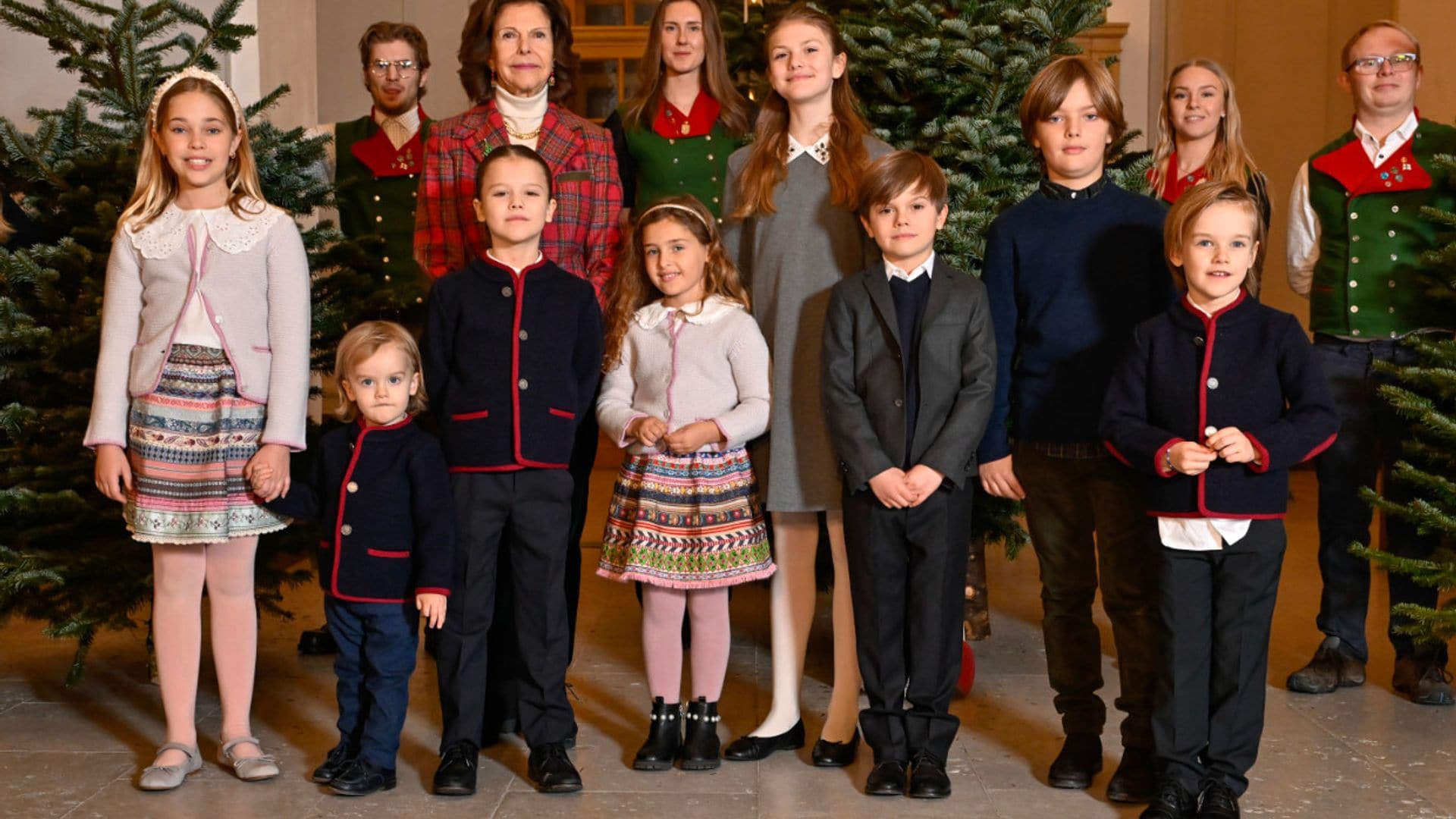 Los ocho nietos de los Reyes de Suecia adornan con su abuela los árboles de Palacio