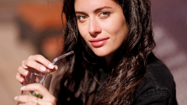 Mujer tomando una bebida