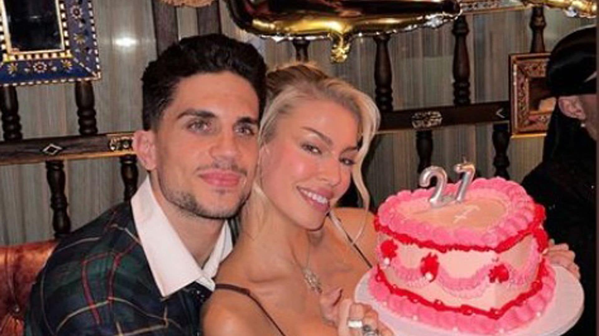 Jessica Goicoechea celebra su 27 cumpleaños con una tarta llena de corazones y la felicitación más romántica de Marc Bartra