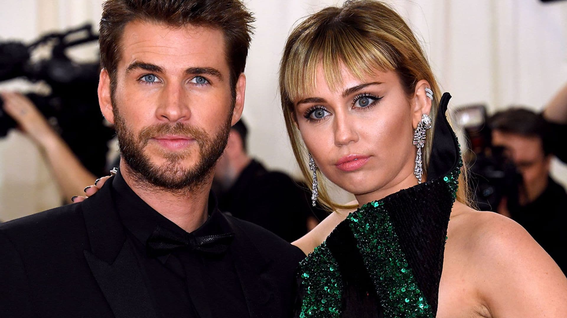 Miley Cyrus y Liam Hemsworth desatan pasiones en su llegada a Barcelona