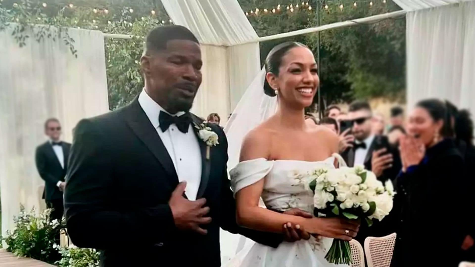 Jamie Foxx acompaña a su hija Corinne al altar el día de su boda