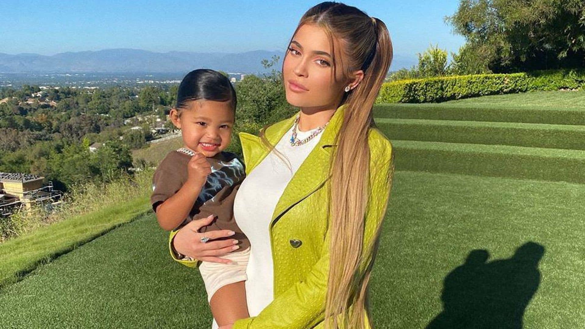 El bolso de $12 mil dólares que la hija de Kylie Jenner lució en su primer día de clases