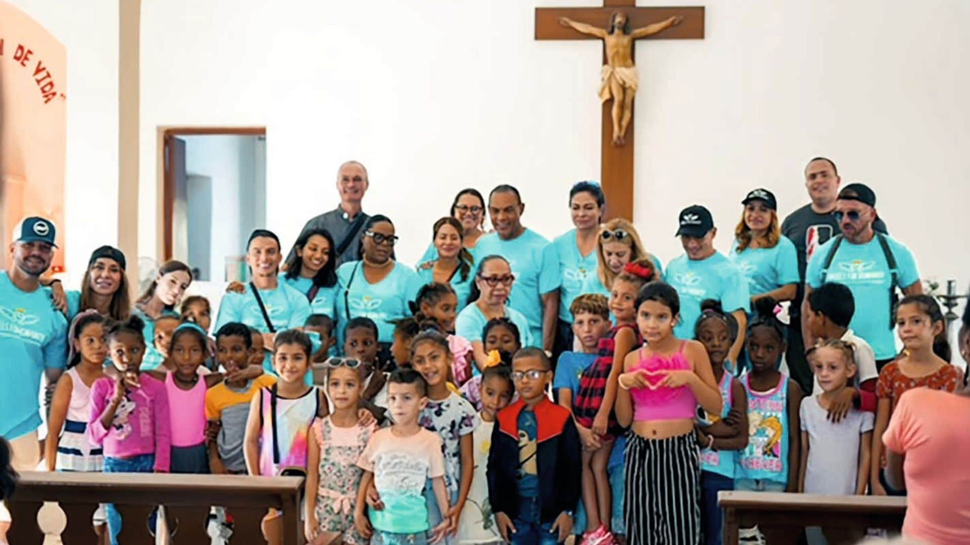 Elena Tablada con unos niños en Cuba