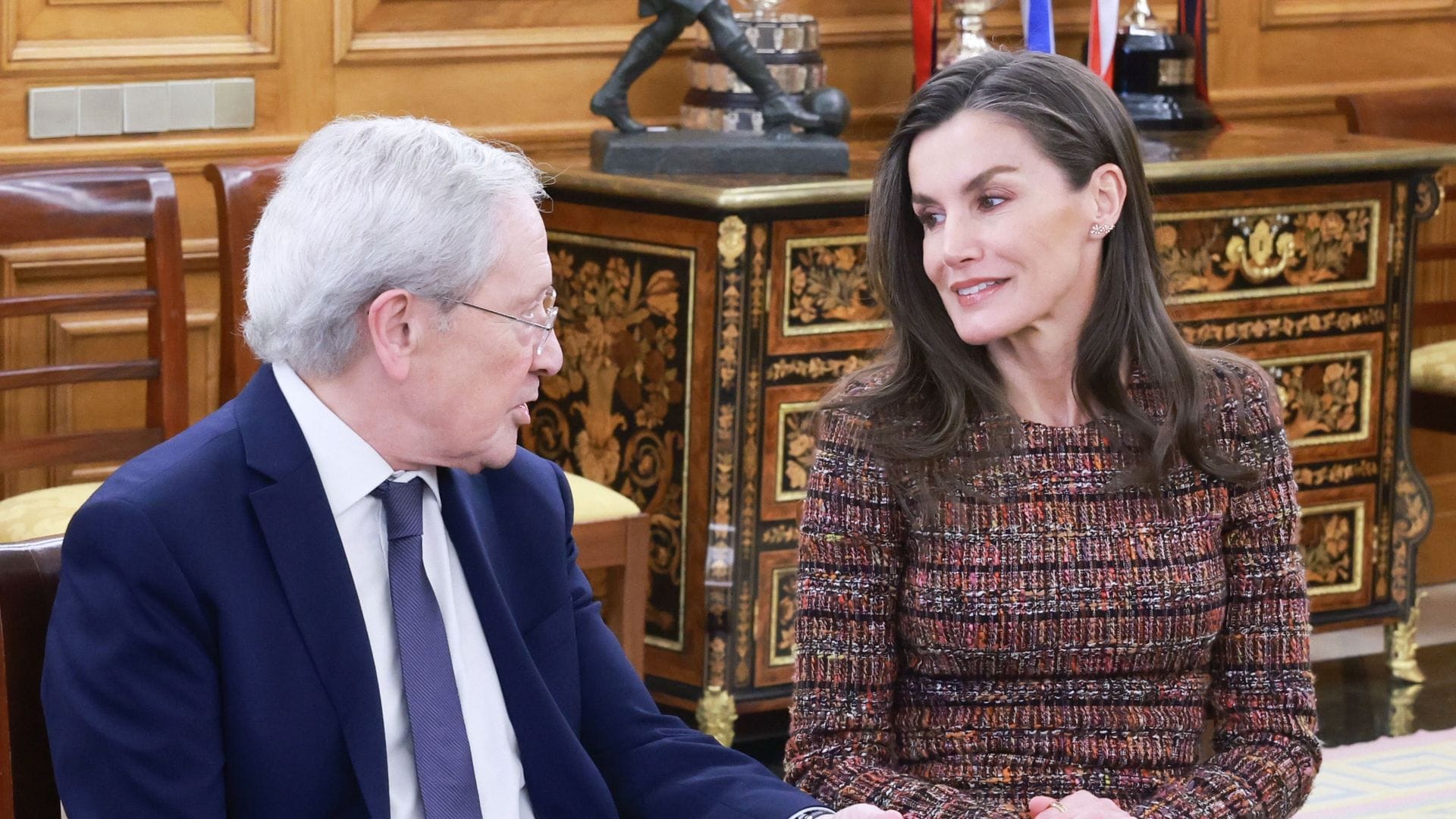  La reunión de la reina Letizia con el padre de una de sus mejores amigas en Zarzuela