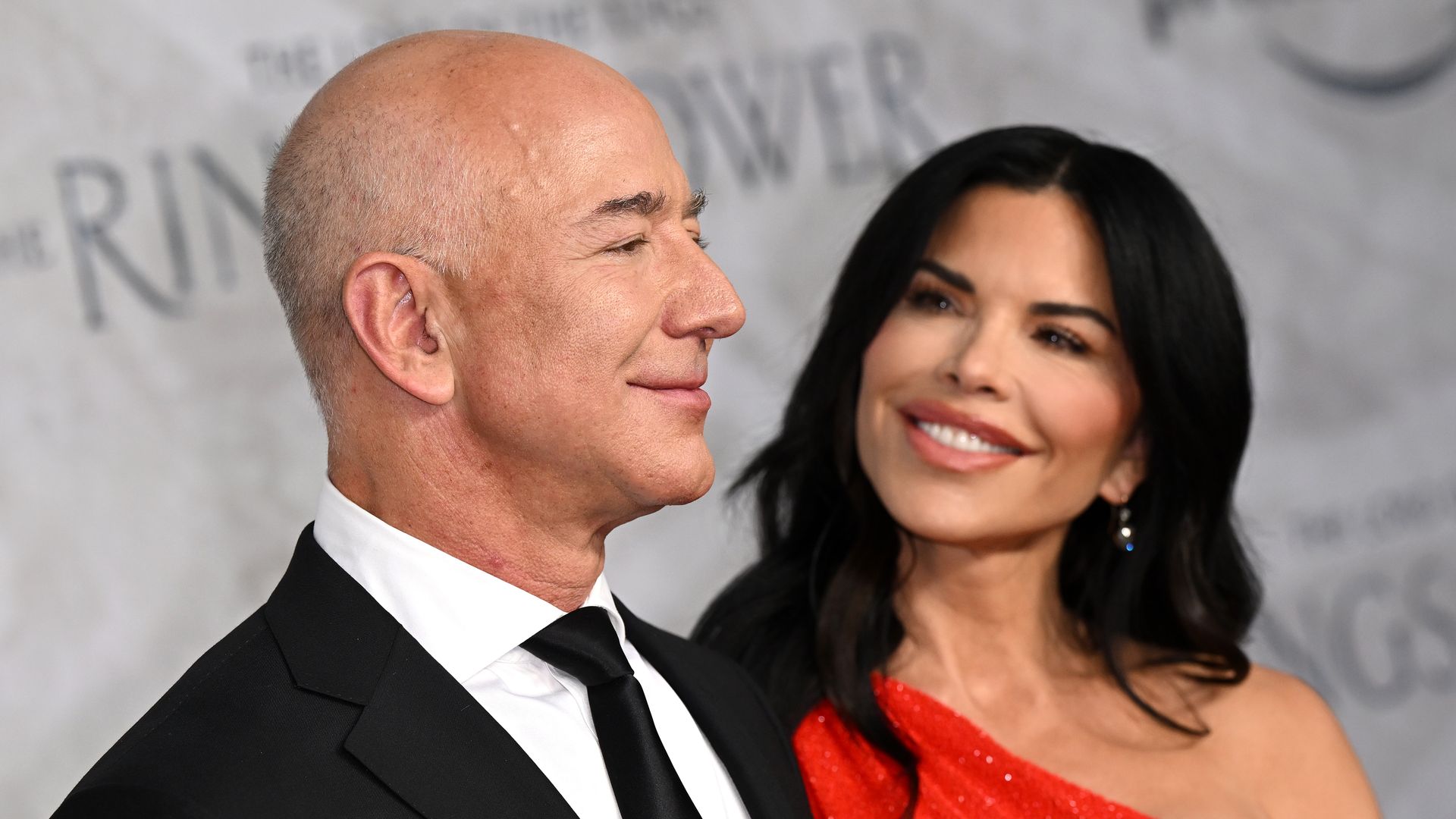 Jeff Bezos y Lauren Sanchez arriban a Los Ángeles a bordo de su nuevo jet privado de 80 millones de dólares