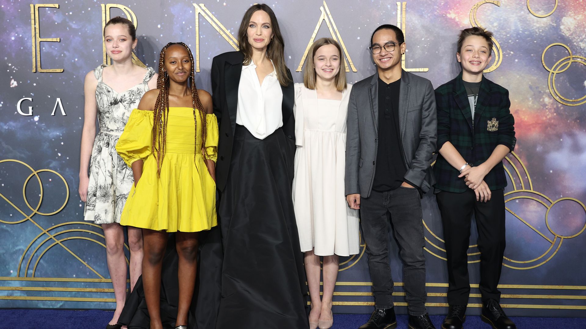 Angelina Jolie con sus hijos en el estreno de Eternals en Londres el 27 de octubre de 2021