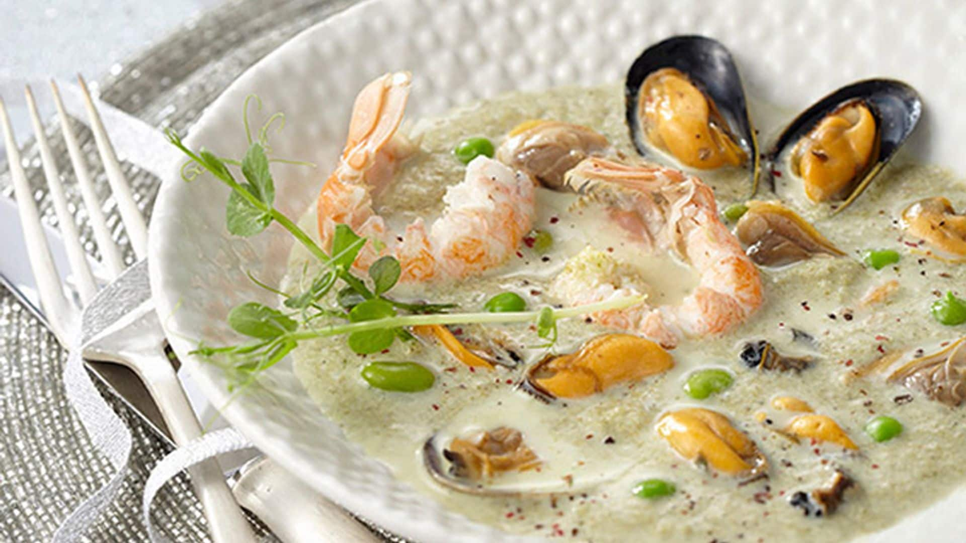 Sopa de mejillones y langostinos con guisantes