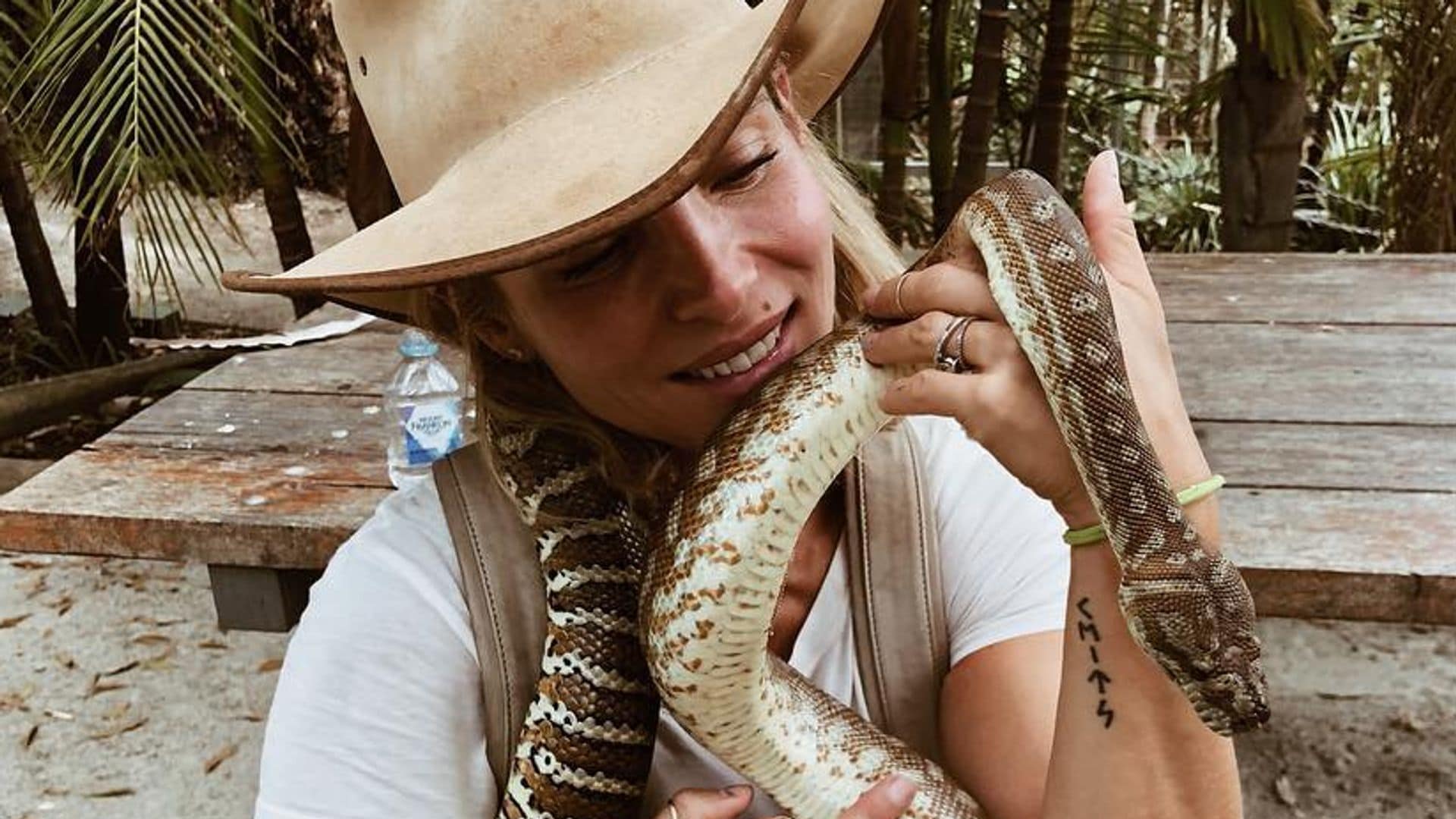 Elsa Pataky ama la montaña y estas son las zapatillas perfectas para seguir su estilo aventurero