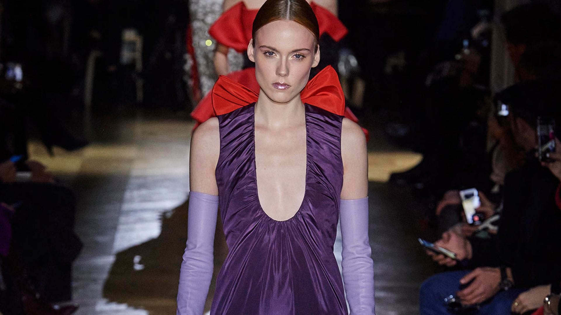 Valentino versiona las tendencias más virales de la temporada con un desfile de ensueño