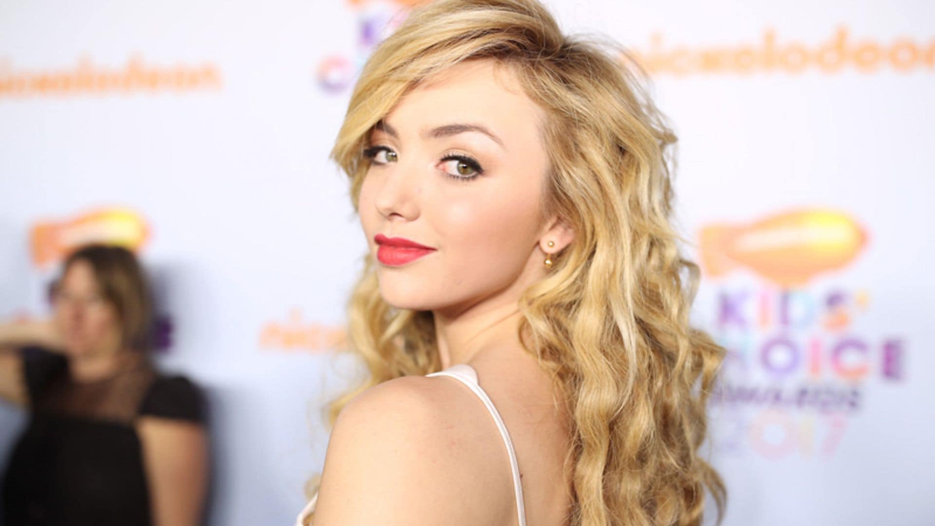 Peyton List pone a prueba el accesorio que arrasa en las pasarelas