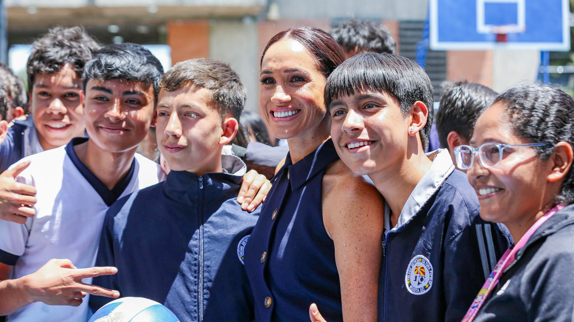 ¡Como estrellas del rock! Harry y Meghan causan furor en su viaje a Colombia