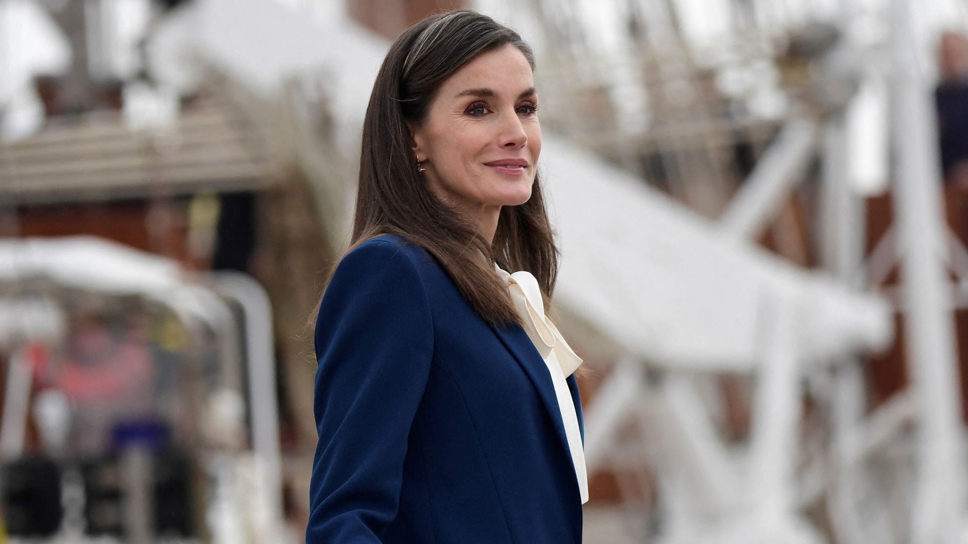 La emotiva despedida de la reina Letizia a su hija Leonor al iniciar su formación en altamar