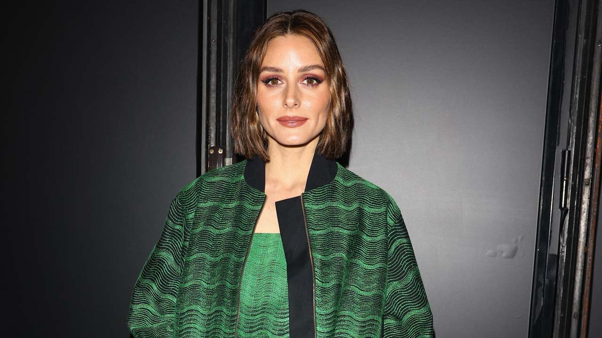 El original look de invitada de Olivia Palermo en París: cazadora ‘bomber’ con maxifalda y botas de vinilo