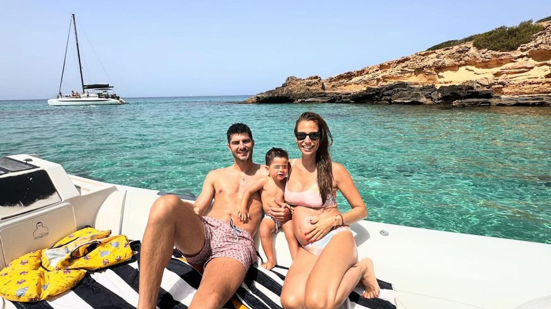 Lucía Villalón y Gonzalo Melero con su hijo de vacaciones en Mallorca