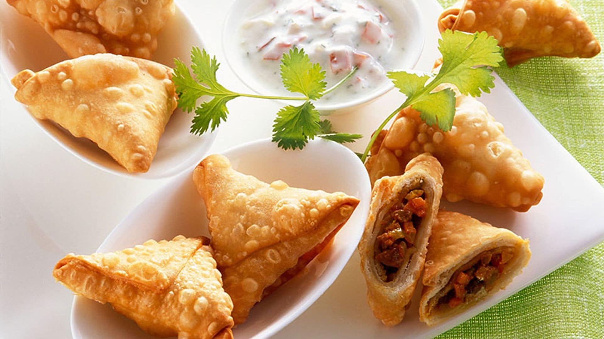 Samosas de carne picada con salsa de yogur picante