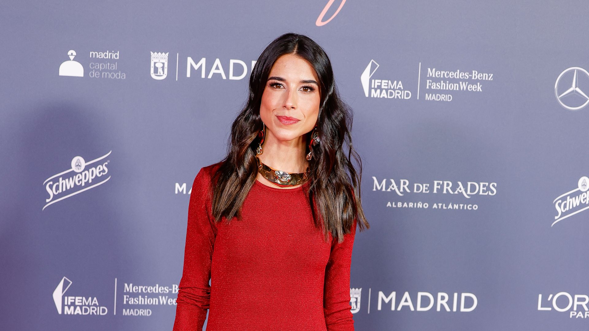 El estilizador vestido de punto y falda vaporosa que Laura Corsini combina con joyas XL