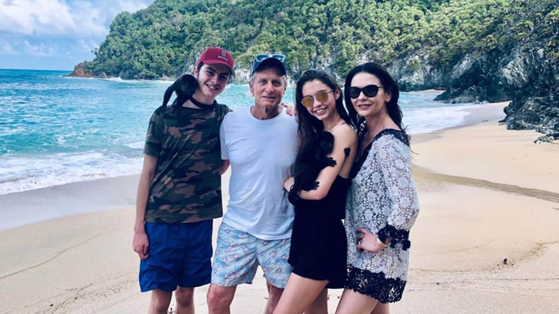 ¡Vacaciones en el paraíso! Michael Douglas y Catherine Zeta-Jones despiden el año en Honduras