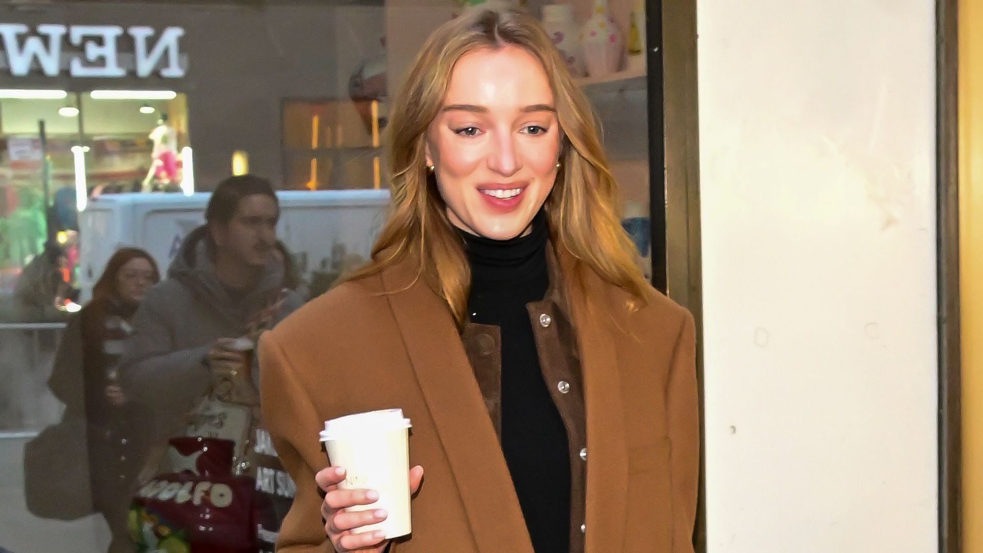 La fórmula infalible de Phoebe Dynevor para dominar el estilo invernal