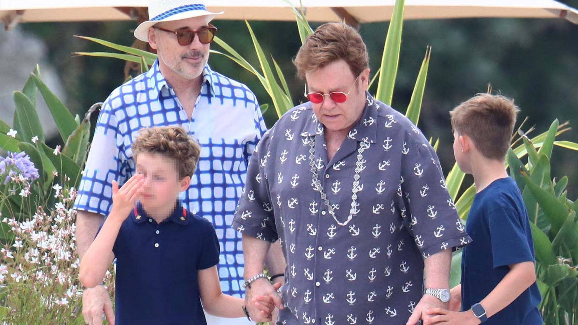 Elton John, fiel a su estilo 'Rocket Man', de vacaciones en Cannes con su marido y sus hijos