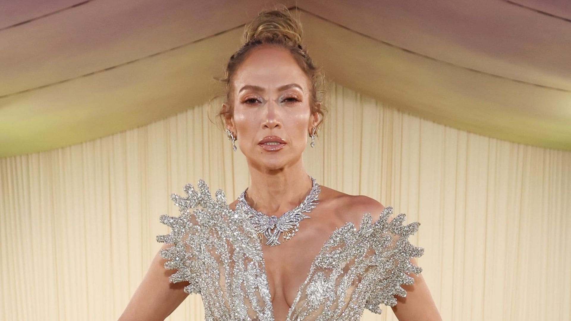 Jennifer Lopez brilla en la Met Gala con un vestido decorado con 2,5 millones de cristales