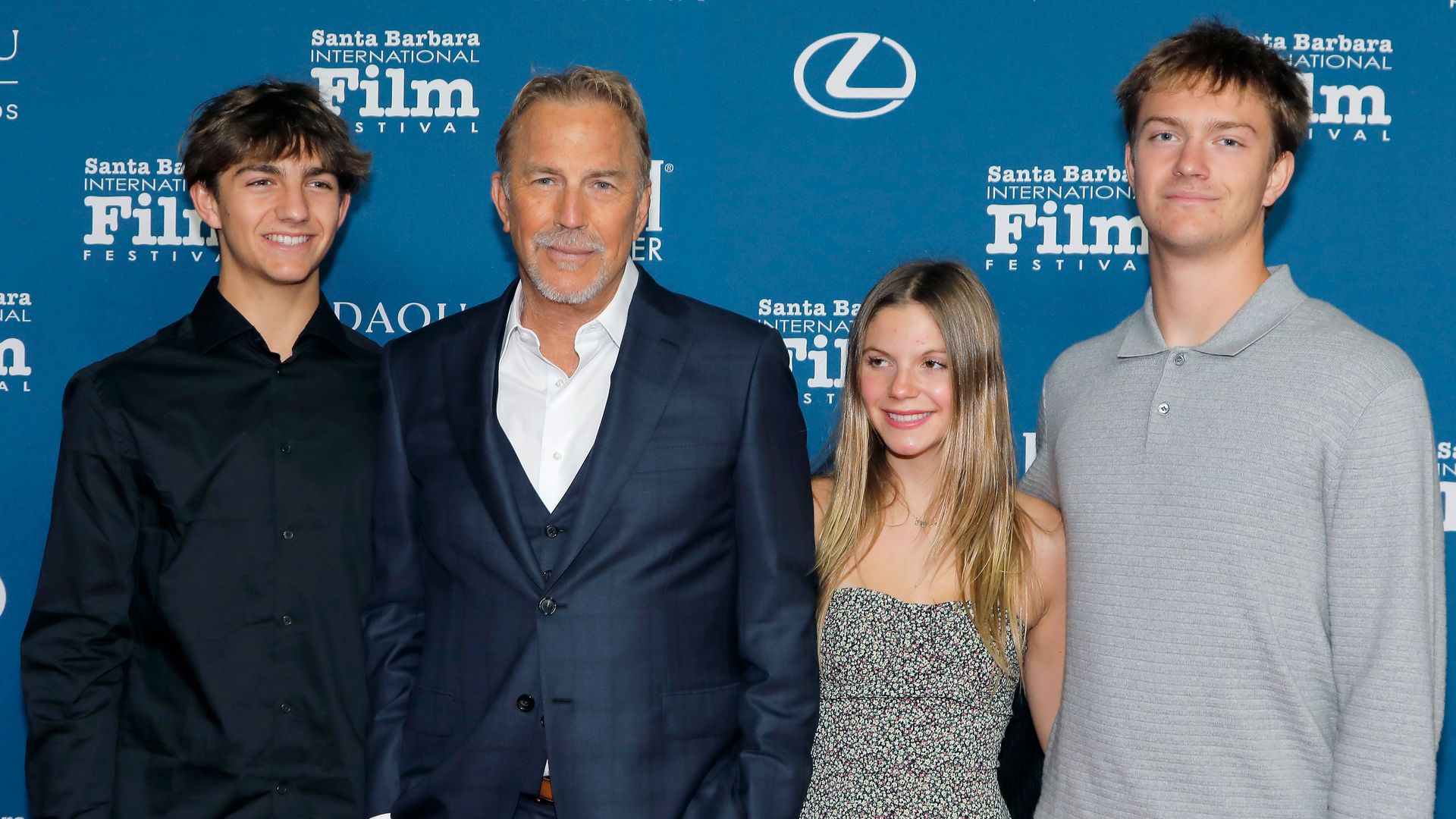 Kevin Costner posa con los tres hijos que tuvo con su ex Christine Baumgartner. ¿Quién se parece más a él?