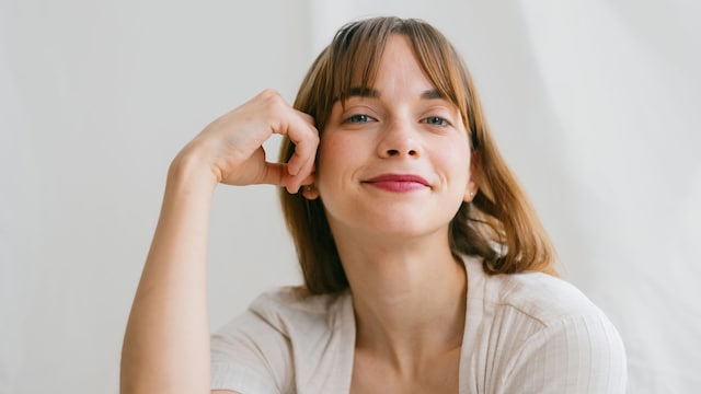 Mujer retrato mirando a la cámara y sonriendo